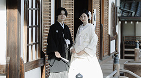 森の中の新郎新婦