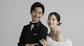 小物で撮影する新郎新婦