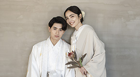 はしゃぐ新郎新婦