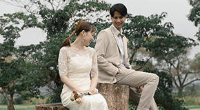 芝生でポーズをとる新郎新婦