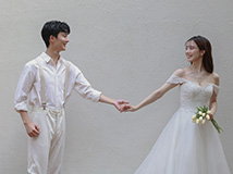 横たわる新郎新婦