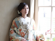 書を持つ新郎新婦