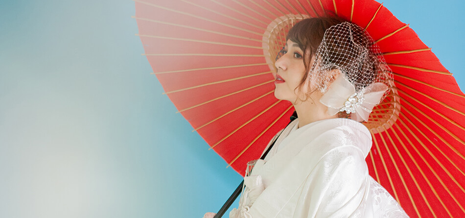 洋装の新婦と新郎新婦