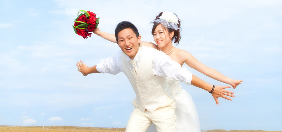 洋装の新婦と和装の新郎新婦