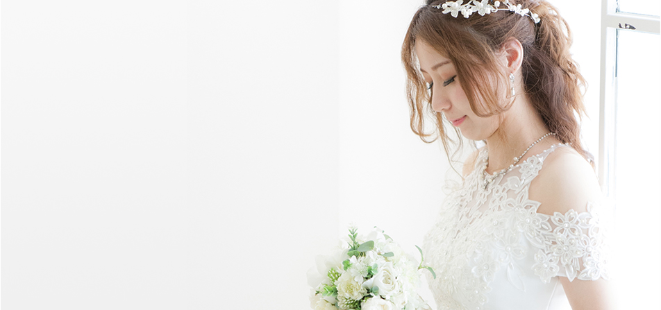 花を見つめる新婦