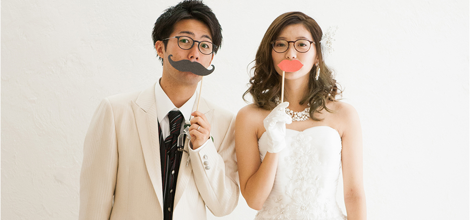 小物で撮影する新郎新婦