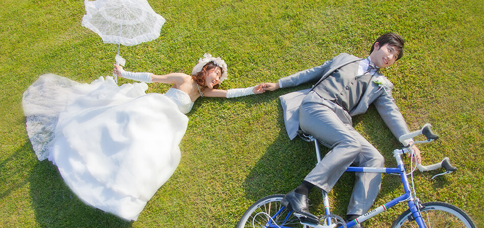花を見つめる新婦