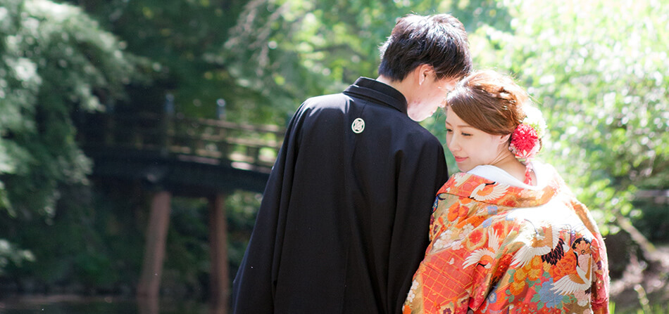 和装の新郎新婦