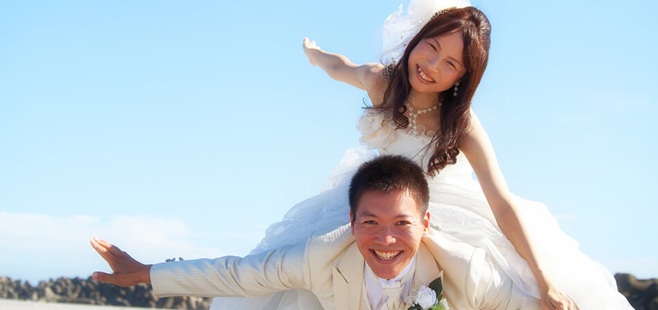 小物で撮影する新郎新婦