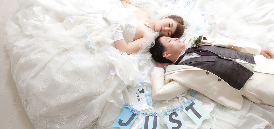 花を見つめる新婦