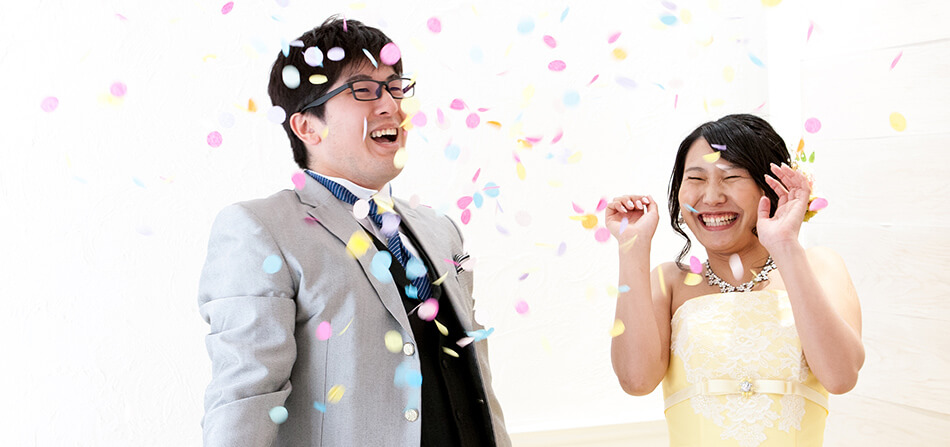 小物で撮影する新郎新婦