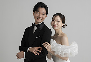 小物で撮影する新郎新婦