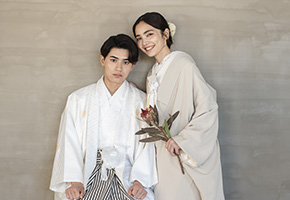 和装の新郎新婦