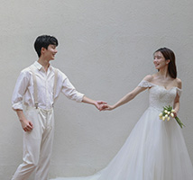 横たわる新郎新婦