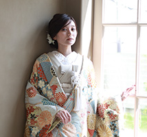 書を持つ新郎新婦